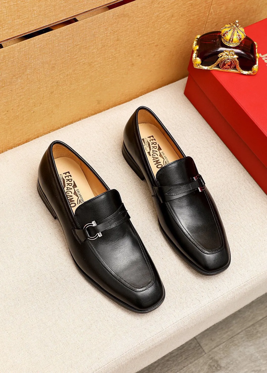 Men's shoes 💰480 💐 Product trademark: Ferragamo "Ferragamo" casual leather shoes Regular size: 38-44 (45🉑️customized) Product materials: Selected imported first-layer cowhide upper + luxury hardware buckle, imported water-dyed cowhide leather lining. Strong three-dimensional visual effect, original rubber outsole Color: 3⃣️seed leather materials available